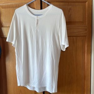 White lululemon 2 hidden snap t-shirt (large) no tag inside EUC